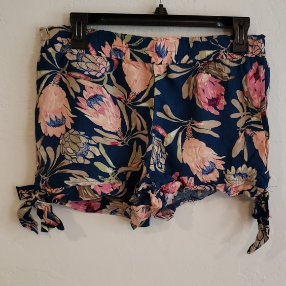 Gypsies & Moondust Pants - GYPSIES & MOONDUST Floral Shorts